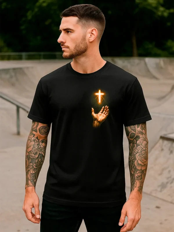 Camiseta Cruz Iluminada com Mão Estampa Religiosa – OFERTA RELÂMPAGO COMPRE 1 LEVE 3