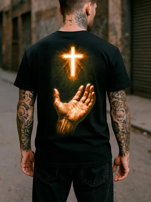 Camiseta Cruz Iluminada com Mão Estampa Religiosa – OFERTA RELÂMPAGO COMPRE 1 LEVE 3